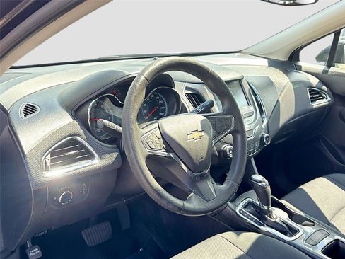 Used 2017 Chevrolet Cruze LT w/ Convenience Package FWD image 9