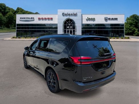 Used 2025 Chrysler Pacifica Limited FWD image 4
