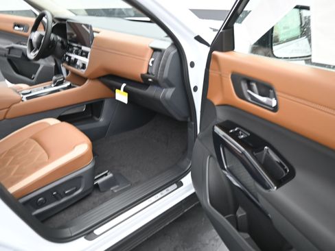 New 2026 Nissan Pathfinder Platinum AWD/4WD image 22