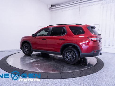 Used 2025 Honda Pilot TrailSport image 32