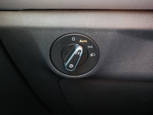 Certified 2025 Volkswagen Jetta SE w/ Sunroof Package image 26