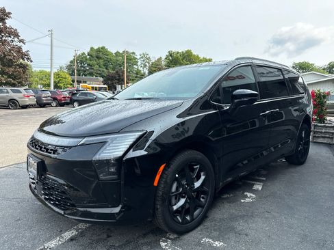 New 2027 Chrysler Pacifica Limited AWD/4WD image 6