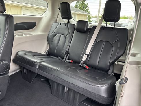 Used 2023 Chrysler Pacifica Touring-L FWD image 31