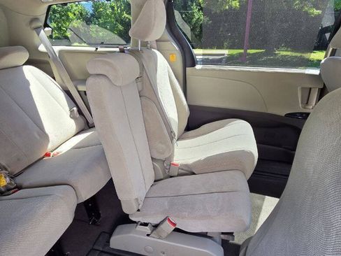 Used 2011 Toyota Sienna LE FWD image 18