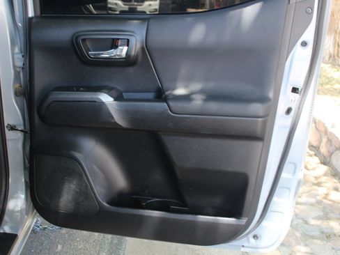 Used 2019 Toyota Tacoma TRD Off-Road AWD/4WD image 15