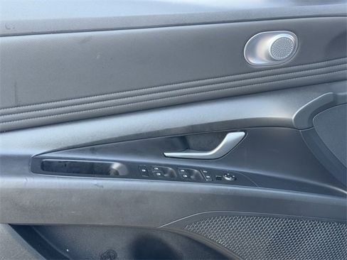 Used 2021 Hyundai Elantra Limited image 25