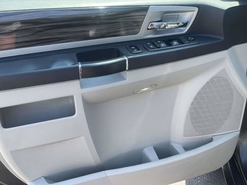 Used 2010 Chrysler Town & Country Touring FWD image 14