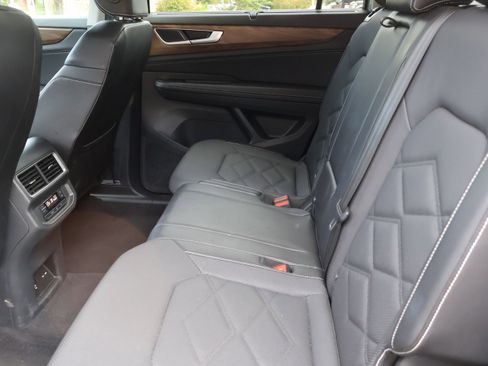 Used 2024 Volkswagen Atlas SE image 25