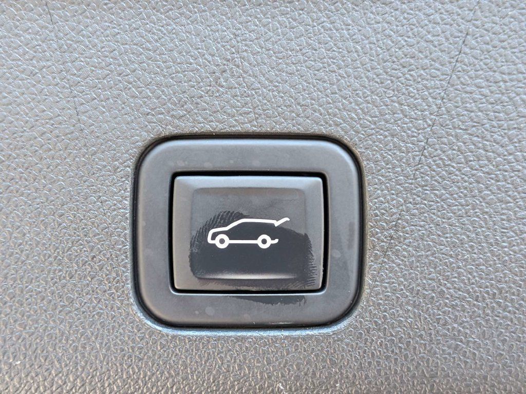 Used 2022 Cadillac Escalade Premium Luxury w/ Performance Package RWD image 14
