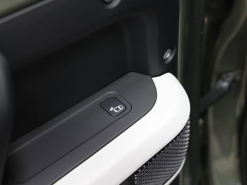 Used 2022 Land Rover Defender 110 SE image 41