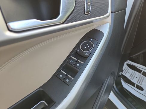 Used 2022 Ford Explorer XLT image 13