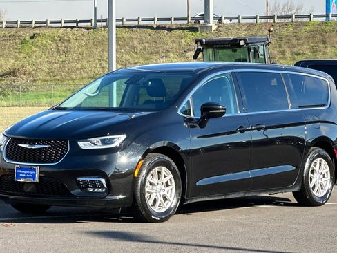 Used 2024 Chrysler Pacifica Touring-L image 7