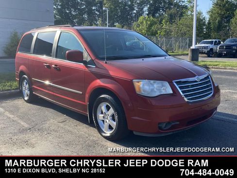 Used 2009 Chrysler Town & Country Touring FWD image 1