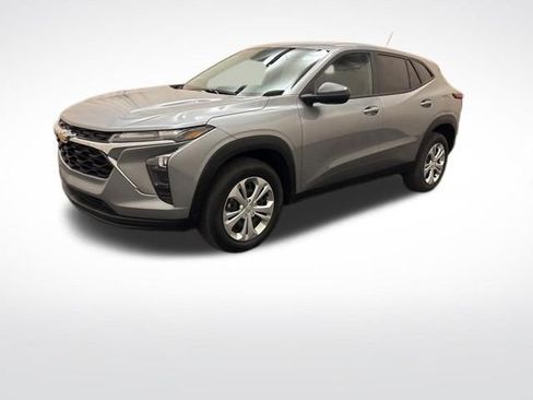 Used 2024 Chevrolet Trax LS w/ Driver Confidence Package FWD image 1