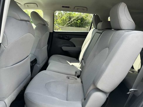 Used 2023 Toyota Highlander LE AWD/4WD image 17