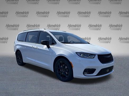 New 2026 Chrysler Pacifica Select image 2