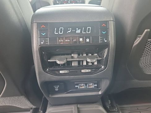 Used 2023 Jeep Grand Cherokee Overland w/ Luxury Tech Group IV AWD/4WD image 24