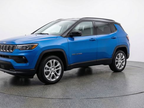 Used 2025 Jeep Compass Limited image 3