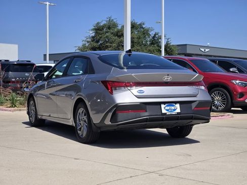 Certified 2025 Hyundai Elantra Hybrid FWD image 3