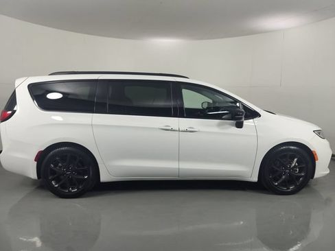 Used 2025 Chrysler Pacifica Limited FWD image 38