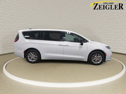 Used 2024 Chrysler Pacifica Touring-L image 4