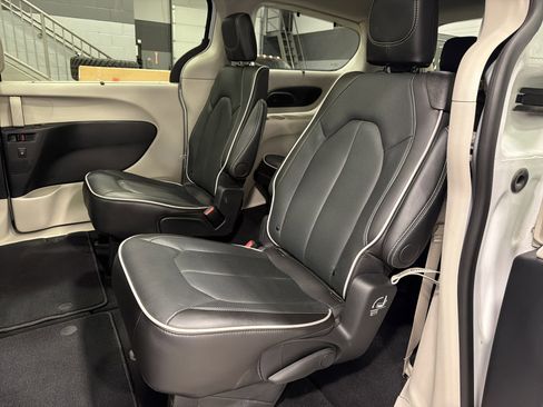 Used 2024 Chrysler Pacifica Limited image 23