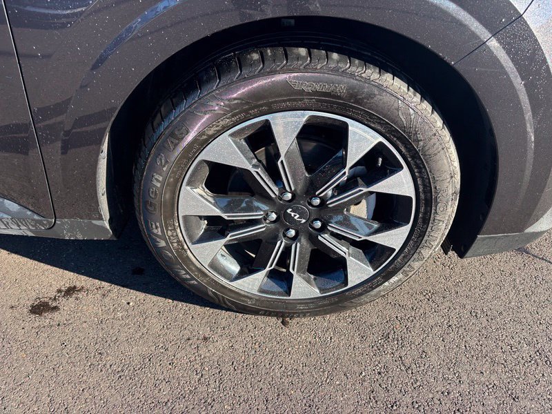 Certified 2024 Kia Carnival EX FWD image 16