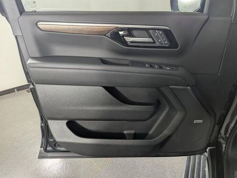 Used 2025 Chevrolet Suburban High Country image 9