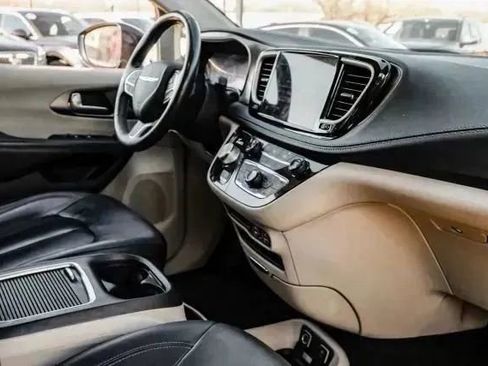 Used 2021 Chrysler Pacifica Touring-L FWD image 25