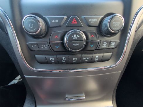 Used 2021 Jeep Grand Cherokee Laredo image 24