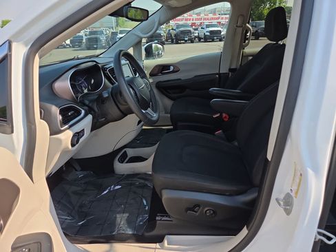 Used 2023 Chrysler Voyager LX FWD image 19