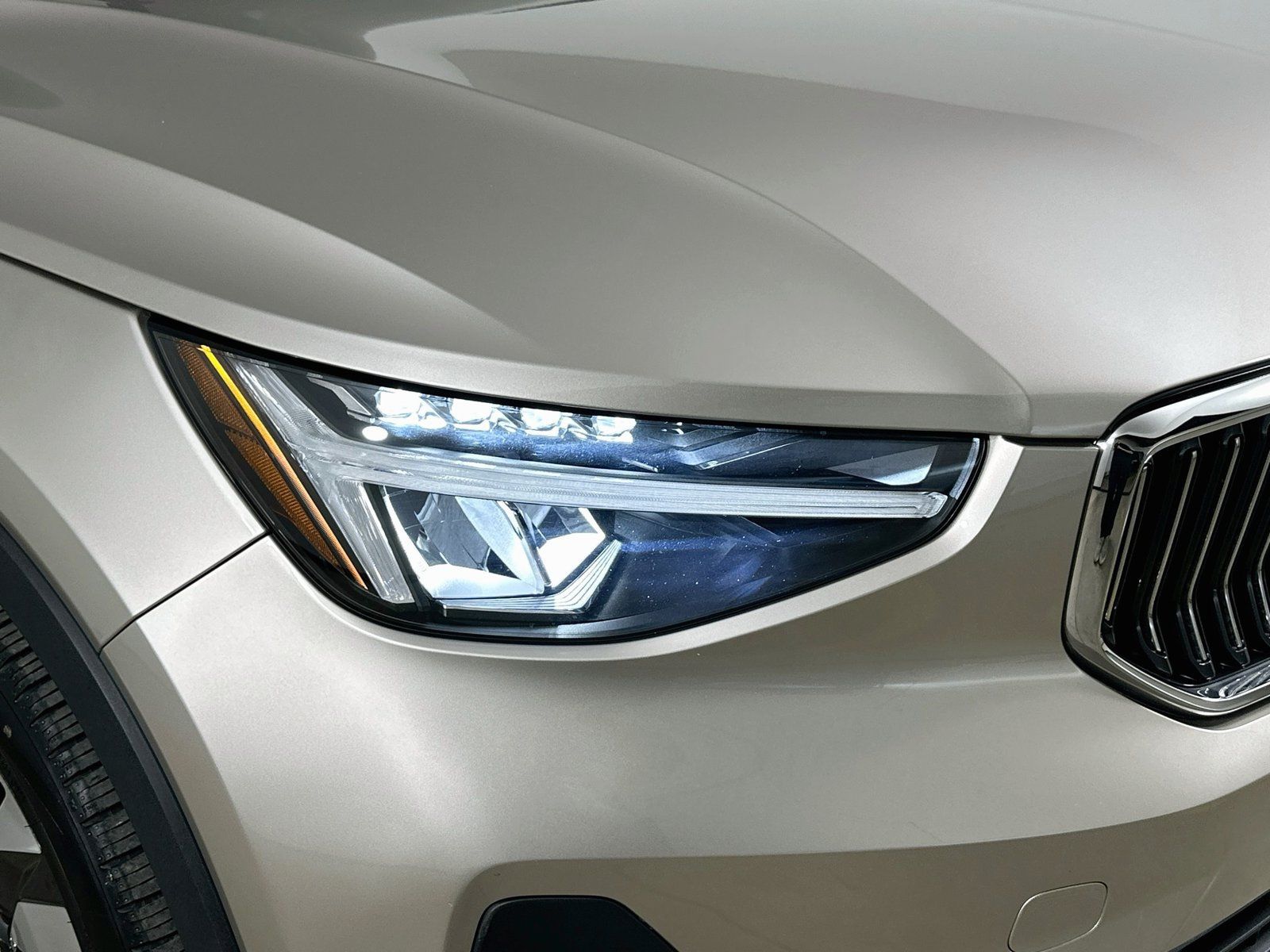 Used 2024 Volvo XC40 B5 Plus w/ Climate Package AWD/4WD image 9