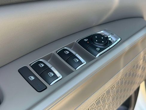 Used 2025 Kia Carnival EX FWD image 16