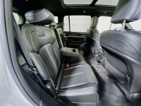 Used 2022 Jeep Grand Cherokee Overland AWD/4WD image 28