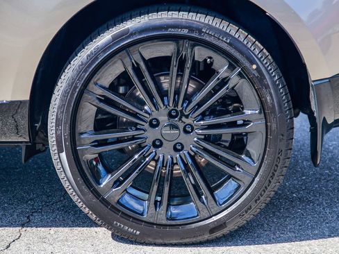 New 2026 Land Rover Range Rover Long Wheelbase SE image 8