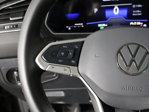 Used 2024 Volkswagen Tiguan SE w/ Panoramic Sunroof Package AWD/4WD image 39
