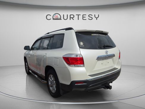 Used 2013 Toyota Highlander Plus FWD image 2