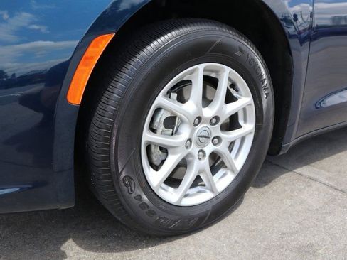 Used 2024 Chrysler Pacifica Touring-L FWD image 8