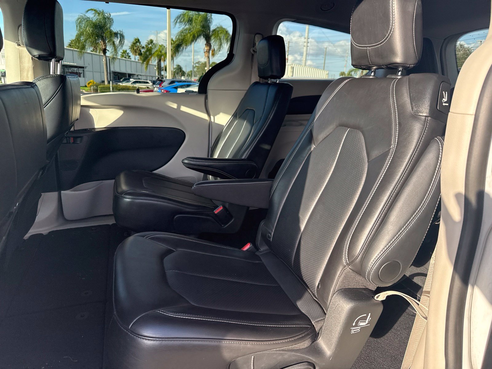 Used 2024 Chrysler Pacifica Touring-L FWD image 10