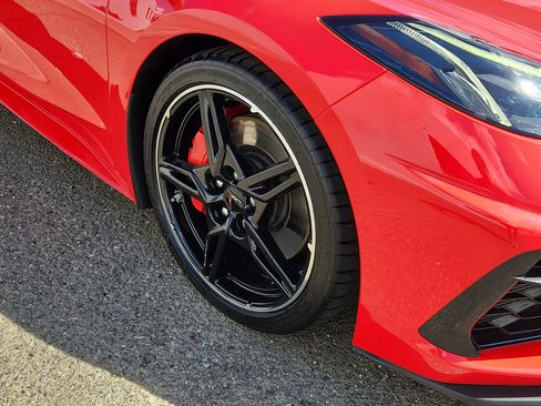 Used 2021 Chevrolet Corvette Stingray Coupe w/ Z51 Performance Package RWD image 17