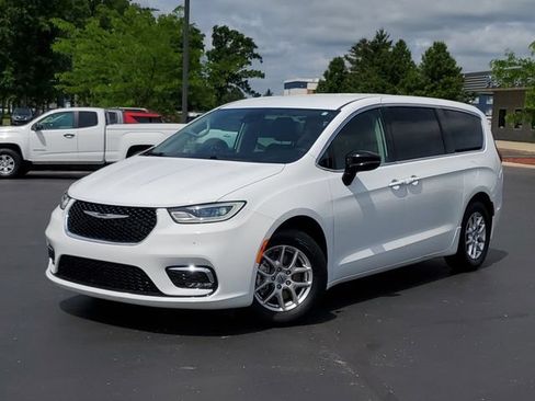 Used 2024 Chrysler Pacifica Touring-L FWD image 39
