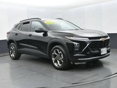 Used 2025 Chevrolet Trax LT FWD image 2