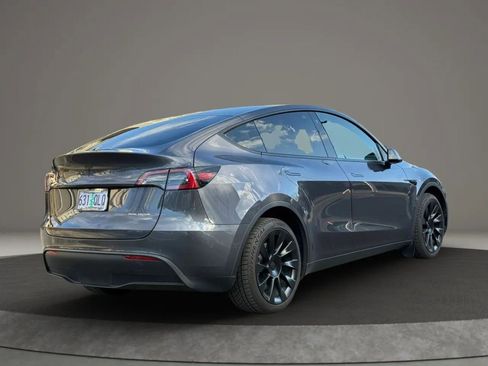Used 2022 Tesla Model Y Long Range image 7