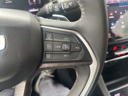 Used 2023 Jeep Grand Cherokee Limited image 15