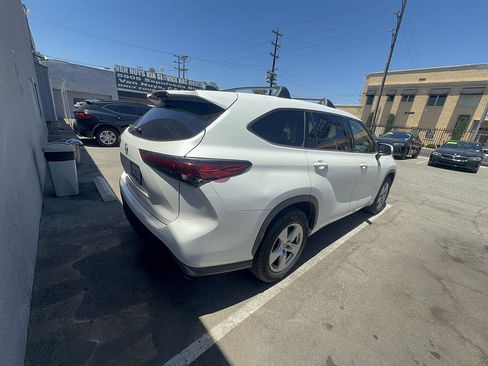 Used 2022 Toyota Highlander L FWD image 3