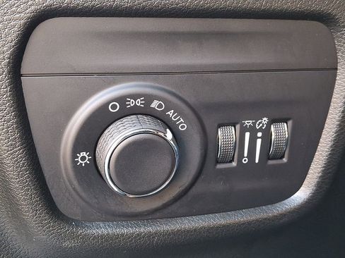 Used 2023 Jeep Grand Cherokee Laredo image 25