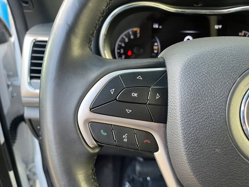 Used 2019 Jeep Grand Cherokee Laredo w/ 18" Wheel & 8.4" Radio Group image 17