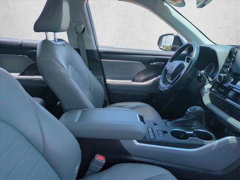 Used 2022 Toyota Highlander XLE FWD image 21