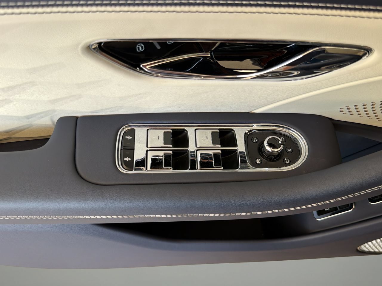 Used 2025 Bentley Flying Spur Plug-In Hybrid AWD/4WD image 18