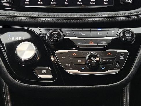 Used 2023 Chrysler Pacifica Limited w/ S Appearance Package image 16